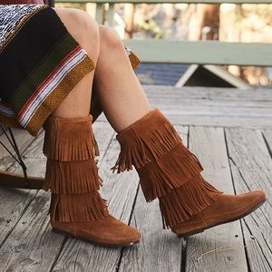 Minnetonka 3 tier fringe suede moccasin boots size 8